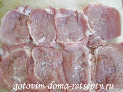 Свиные отбивные с фруктами под сыром - рецепт с фото