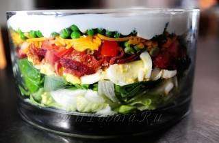 Слоеный салат с беконом и овощами