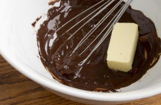 Шоколадный кекс со сливами