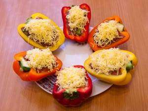 Перец, фаршированный говядиной и брокколи
