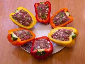 Перец, фаршированный говядиной и брокколи