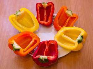 Перец, фаршированный говядиной и брокколи