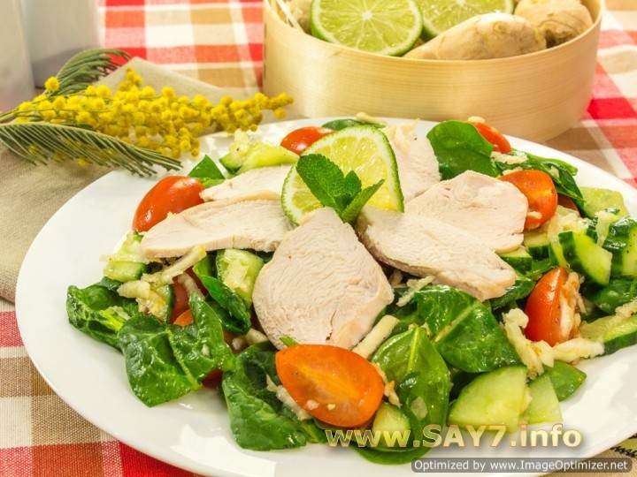 Салат с сельдереем, шпинатом и куриным филе