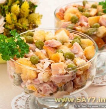 Салат с сухариками, горошком и копченым окорочком