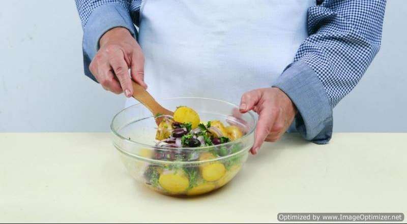 Салат из картофеля с маслинами и красным луком