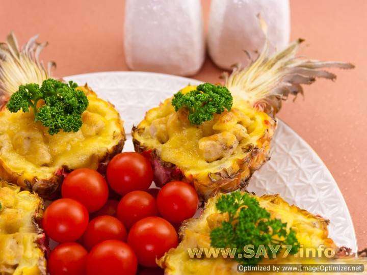 Ананасы, фаршированные куриным филе, запеченные под сыром