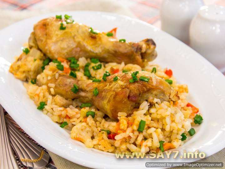 Куриная голень, запеченная с рисом и овощами