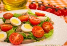 Салат с мясом, помидорами и яйцами