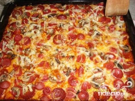 Домашняя пицца с колбасой