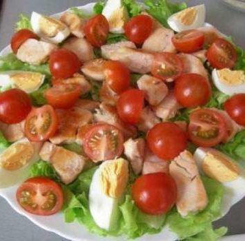 Салат Цезарь с куриной грудкой