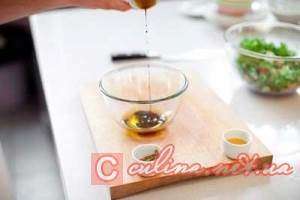 Салат с семги в пряном медовом соусе