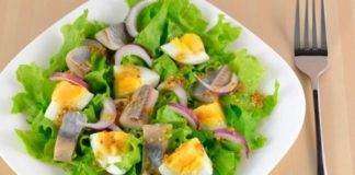Салат с селедкой и яйцами