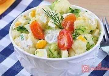Нежный салат из цветной капусты с томатами черри и огурцом