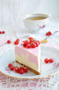 Мраморный торт с красной смородиной и белым шоколадом