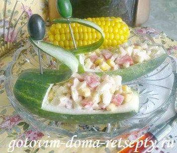Салат: огурцы с кукурузой и крабовыми палочками
