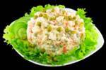 Салат Оливье с колбасой и солеными огурцами