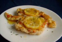 Куриные грудки с белым вином, петрушкой и лимоном
