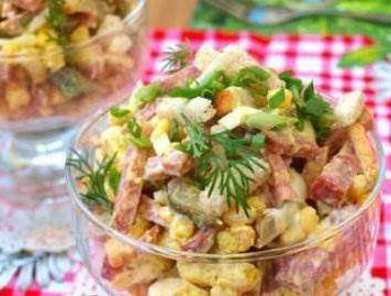 Салат с колбасой и сухариками