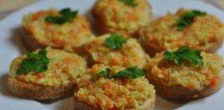 Гренки с овощами и яблоком