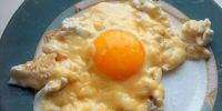 Яичница со сметаной и сыром