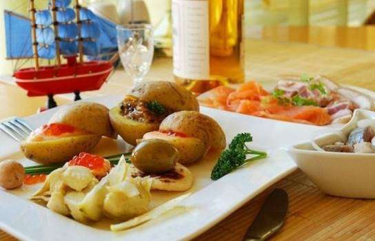 Картофельные сундучки с шампиньонами, лососем и икрой