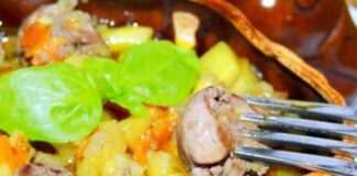 Куриная печень с картофелем в горшочках