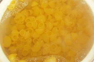 Сырный соус с макаронами
