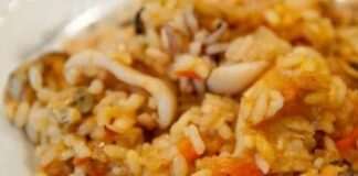 Паэлья с морепродуктами и курицей